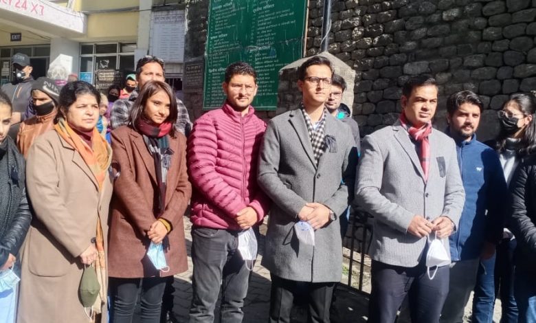 आंदोलन कर रहे डॉक्टरों के साथ किया गया दुर्व्यवहार आंदोलन कर रहे डॉक्टरों के साथ किया गया दुर्व्यवहार