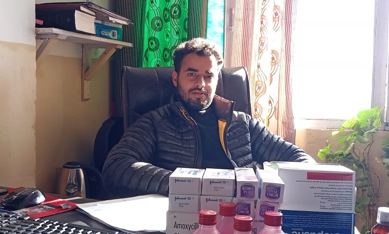 असर विशेष : युवा दवा निरीक्षक पुष्पेंद्र गौतम के हाथों में अब राजधानी के दवा निरीक्षण की कमान असर विशेष : युवा दवा निरीक्षक पुष्पेंद्र गौतम के हाथों में अब राजधानी के दवा निरीक्षण की कमान