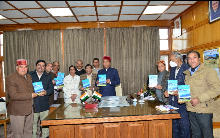 मुख्यमंत्री ने हिमाचल प्रदेश-ए ट्रेजर ऑफ टूरिज्म पुस्तक का विमोचन किया मुख्यमंत्री ने हिमाचल प्रदेश-ए ट्रेजर ऑफ टूरिज्म पुस्तक का विमोचन किया