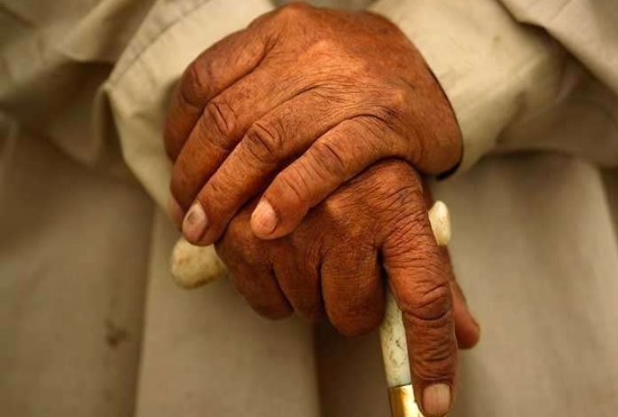 असर विशेष: बहुओं से ज्यादा बेटे सता रहे बुजुर्गों को असर विशेष: बहुओं से ज्यादा बेटे सता रहे बुजुर्गों को