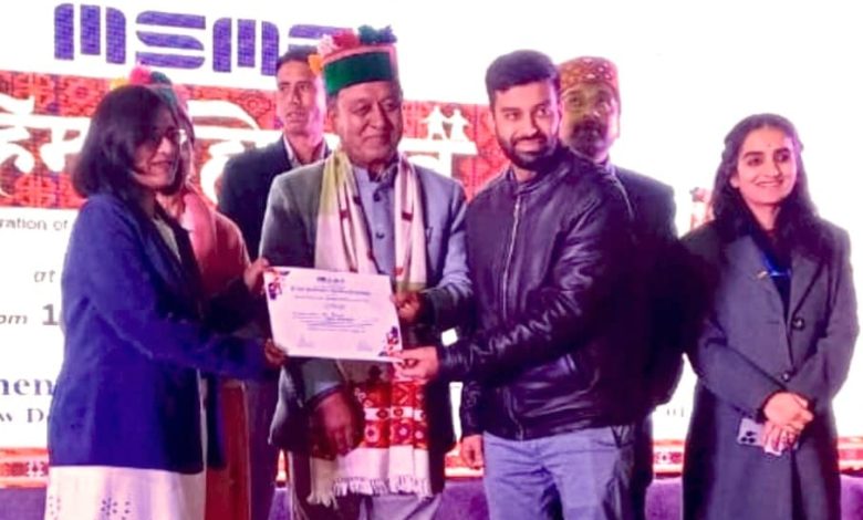 *डिजिटल नवाचार के लिए सामाजिक उद्यम ‘बुरांश’ को राज्य का एक्सीलेंस अवॉर्ड *डिजिटल नवाचार के लिए सामाजिक उद्यम ‘बुरांश’ को राज्य का एक्सीलेंस अवॉर्ड