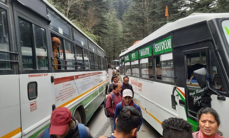 ढांडा के पास सरकारी निजी बस में टक्कर