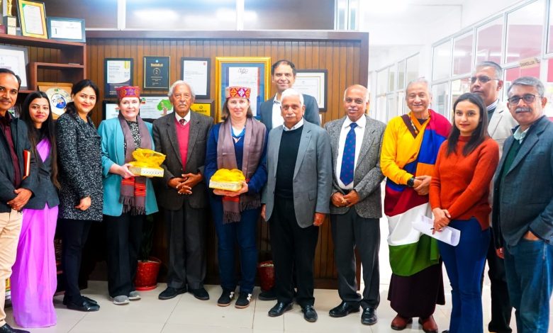 क्वीन मैरी विश्वविद्यालय के प्रतिनिधिमंडल ने शूलिनी विश्वविद्यालय के साथ विनिमय प्रस्तावों पर चर्चा की क्वीन मैरी विश्वविद्यालय के प्रतिनिधिमंडल ने शूलिनी विश्वविद्यालय के साथ विनिमय प्रस्तावों पर चर्चा की