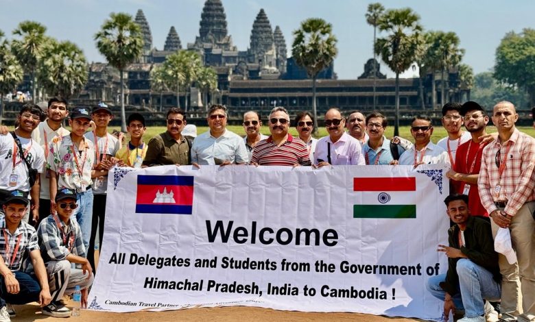 सरकारी स्कूल के बच्चों का कंबोडिया और सिंगापुर का शैक्षणिक दौरा ऐतिहासिक : वीरेंद्र चौहान