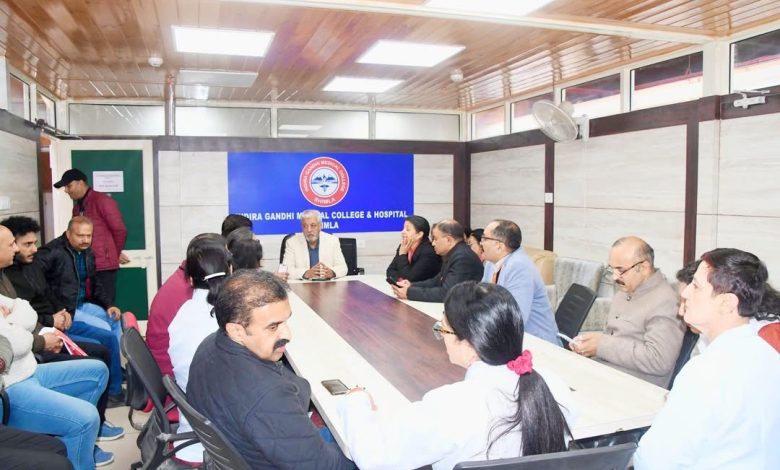 आईजीएमसी में कर्मचारियों की मांगों पर किया विचार