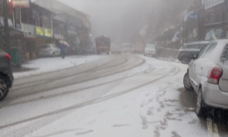 Since last 30 minutes Narkanda is experiencing a heavy spell of snow fall