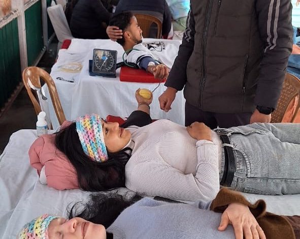 रक्तदान शिविर में 63 लोगों ने कड़ाके की ठंड के बावजूद रक्तदान किया