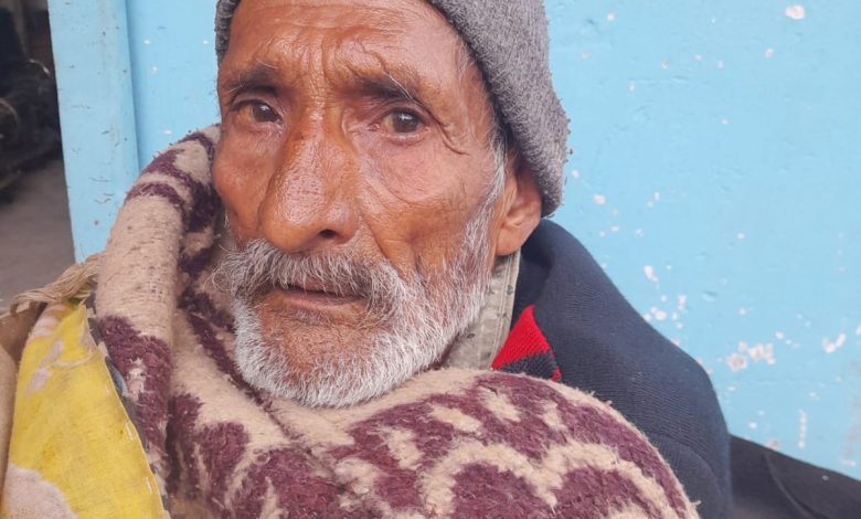 सुन्नी में सड़क पर रह रहे बेसहारा बीमार बुजुर्ग को वृद्धाश्रम भेजने की मांग