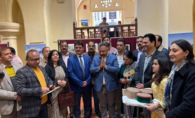 गेयटी में कला प्रदर्शनी का आग़ाज़ गेयटी में कला प्रदर्शनी का आग़ाज़