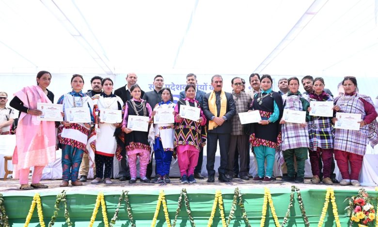 मुख्यमंत्री ने पांगी घाटी की 1926 महिलाओं को ‘प्यारी बहना सुख सम्मान निधि योजना’ के अंतर्गत किश्त जारी की मुख्यमंत्री ने पांगी घाटी की 1926 महिलाओं को ‘प्यारी बहना सुख सम्मान निधि योजना’ के अंतर्गत किश्त जारी की