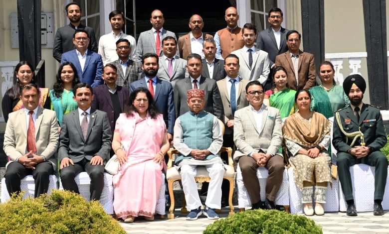 एक मार्गदर्शक, सहयोगी और दोस्त की तरह आमजन से संवाद स्थापित करना चाहिए