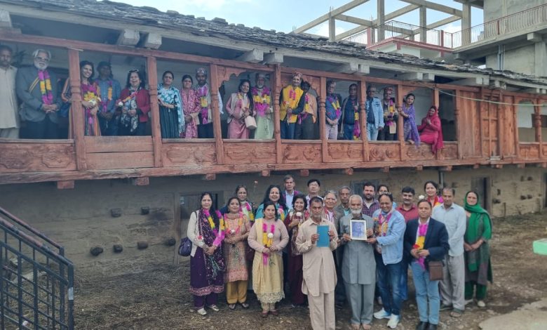 बी आर मेहता सहित भलकू के परिजनों को किया सम्मानित बी आर मेहता सहित भलकू के परिजनों को किया सम्मानित