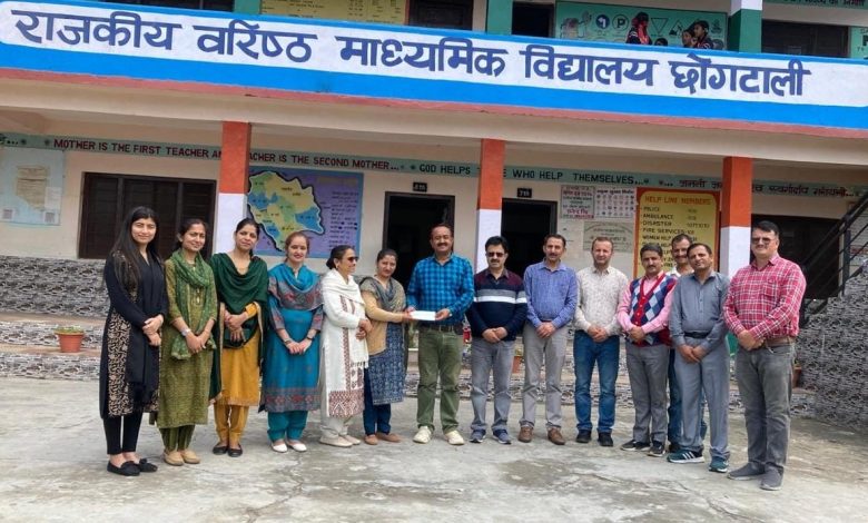 ख़ास ख़बर: पहला वेतन ग़रीब स्कूली बच्चों के ट्रैक सूट के लिए दान