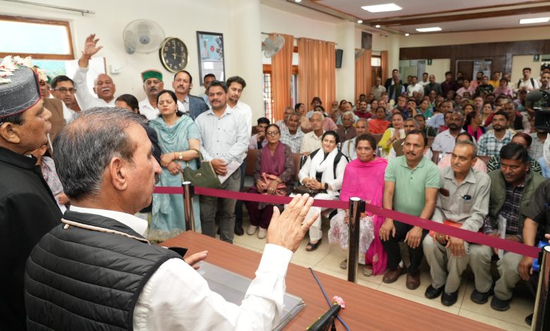 सोलन विधानसभा का विशाल प्रतिनिधिमंडल मुख्यमंत्री से मिला, विकास कार्यों पर हुई सार्थक चर्चा सोलन विधानसभा का विशाल प्रतिनिधिमंडल मुख्यमंत्री से मिला, विकास कार्यों पर हुई सार्थक चर्चा