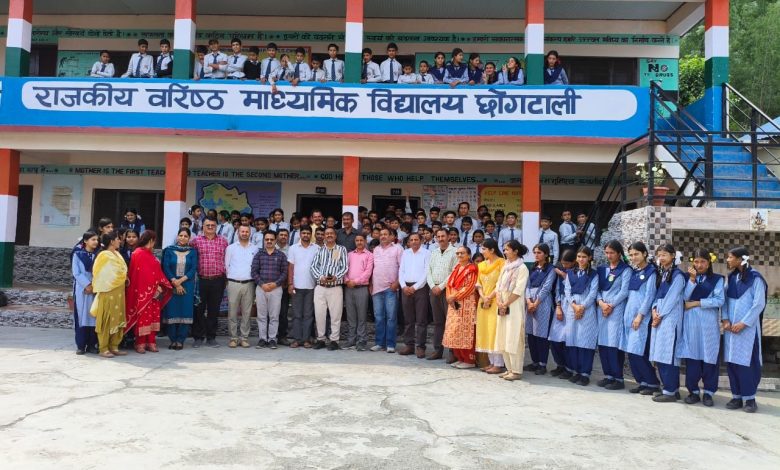 जब एक शिक्षक की विदाई पर बच्चों तथा शिक्षकों सहित भावक हुए एसएमसी अध्यक्ष