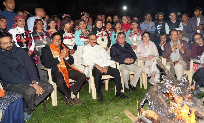 सरकार गांव के द्वार कार्यक्रम के तहत बंजार के शरची पहुंचे मुख्यमंत्री