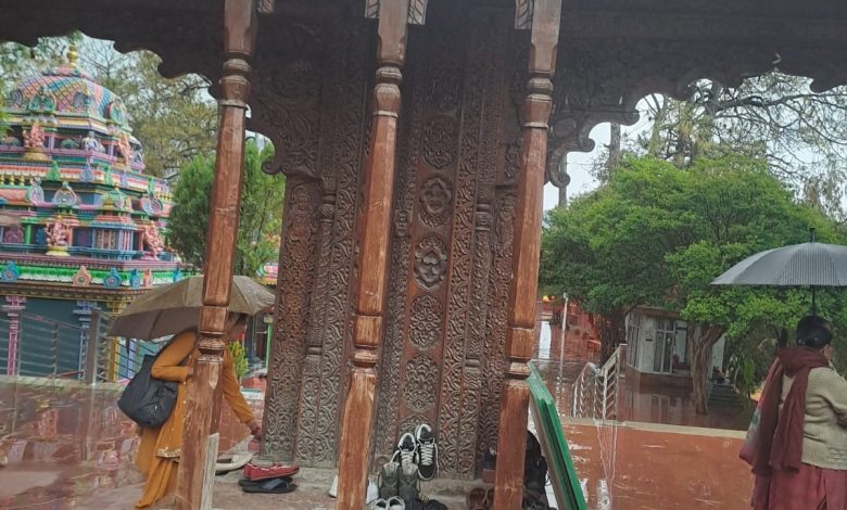 असर विशेष: शिमला के प्रचीनतम मंदिर के मुख्य द्वार पर  बेतरतीब से रखे जूते, प्रशासन की आंखें बंद