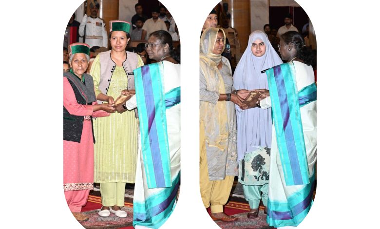 मुख्यमंत्री ने मरणोपरांत कीर्ति चक्र एवं शौर्य चक्र से सम्मानित वीर सपूतों को श्रद्धांजलि अर्पित की मुख्यमंत्री ने मरणोपरांत कीर्ति चक्र एवं शौर्य चक्र से सम्मानित वीर सपूतों को श्रद्धांजलि अर्पित की