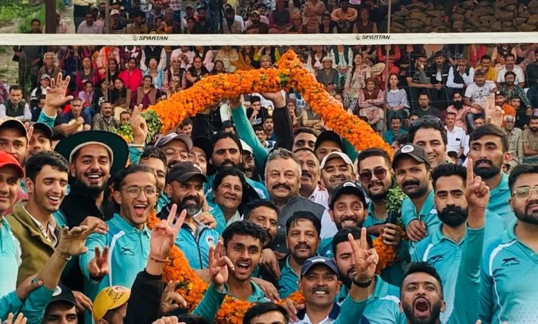 क्रिकेट और वॉलीबॉल टूर्नामेंट में पहुंचे रोहित ठाकुर, युवाओं का बढ़ाया हौसला क्रिकेट और वॉलीबॉल टूर्नामेंट में पहुंचे रोहित ठाकुर, युवाओं का बढ़ाया हौसला