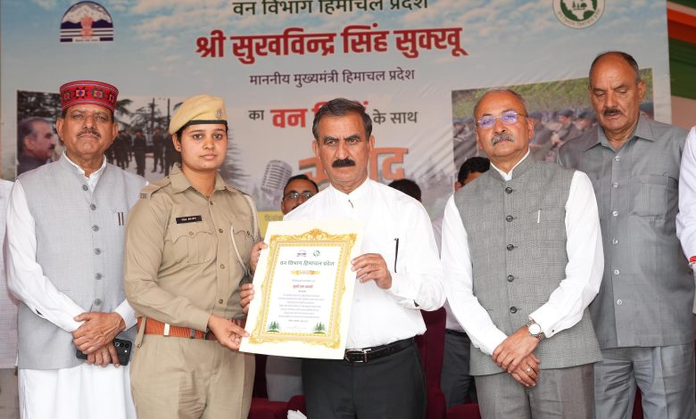 हमीरपुर में ‘राजीव गांधी वन संवर्धन योजना’ और ‘ग्रीन एडॉप्शन योजना’ का शुभारंभ: मुख्यमंत्री ने वन मित्रों की पासिंग परेड का किया निरीक्षण