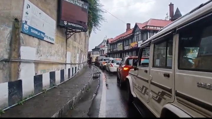 शिमला में ट्रैफिक की गंभीर समस्या बनी जनजीवन के लिए मुसीबत शिमला में ट्रैफिक की गंभीर समस्या बनी जनजीवन के लिए मुसीबत