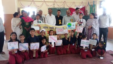 नशे पर प्रहार करते छात्र