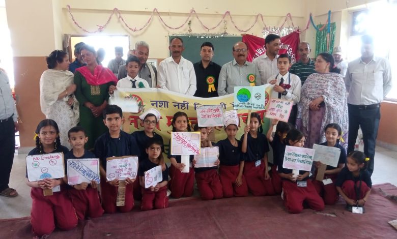 नशे पर प्रहार करते छात्र नशे पर प्रहार करते छात्र