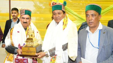 मुख्यमंत्री ने कल्पा ब्लॉक के 25 लाभार्थियों को भूमि पट्टे के मालिकाना हक प्रमाण-पत्र वितरित