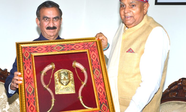 मुख्यमंत्री ने राजभवन में उप-राष्ट्रपति से की शिष्टाचार भेंट मुख्यमंत्री ने राजभवन में उप-राष्ट्रपति से की शिष्टाचार भेंट