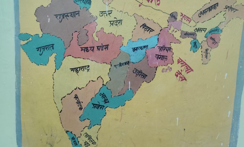 असर विशेष: स्कूलों की दीवारों पर बने मानचित्रों से “राजधानी “गायब असर विशेष: स्कूलों की दीवारों पर बने मानचित्रों से “राजधानी “गायब