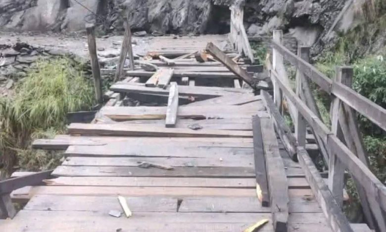 भरमौर क्षेत्र के सिंयूर पुल पर पत्थर गिरने से पुल क्षतिग्रस्त भरमौर क्षेत्र के सिंयूर पुल पर पत्थर गिरने से पुल क्षतिग्रस्त