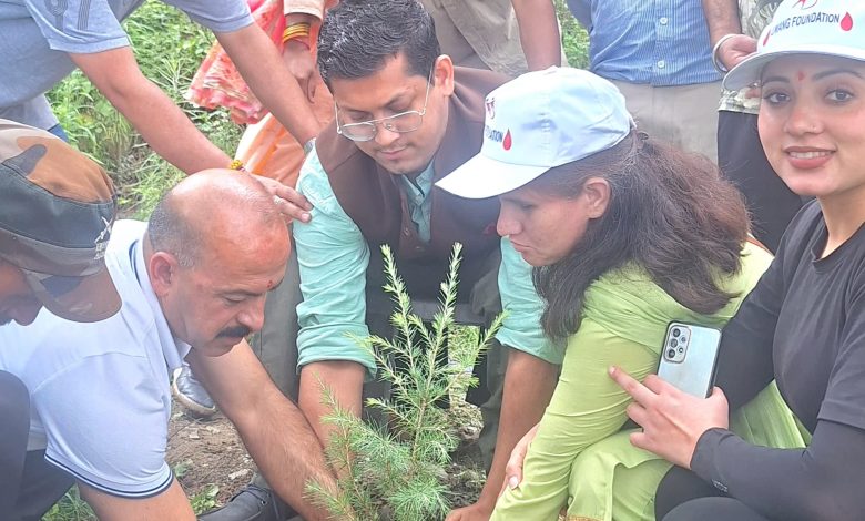 दिव्यांग युवाओं के नेतृत्व में “एक पेड़ मां के नाम” अभियान में पौधारोपण दिव्यांग युवाओं के नेतृत्व में “एक पेड़ मां के नाम” अभियान में पौधारोपण