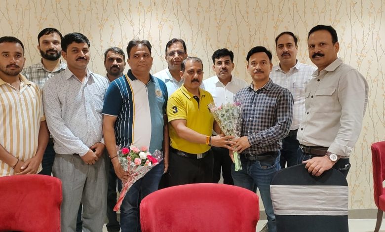 कर्मचारियों की समस्याओं और कार्य स्थितियों पर हुई  चर्चा कर्मचारियों की समस्याओं और कार्य स्थितियों पर हुई  चर्चा