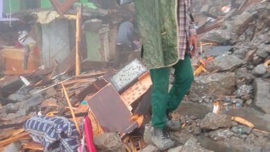 एक मकान के पीछे से भारी पत्थर आ गया,दो की मौत