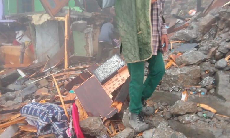 एक मकान के पीछे से भारी पत्थर आ गया,दो की मौत