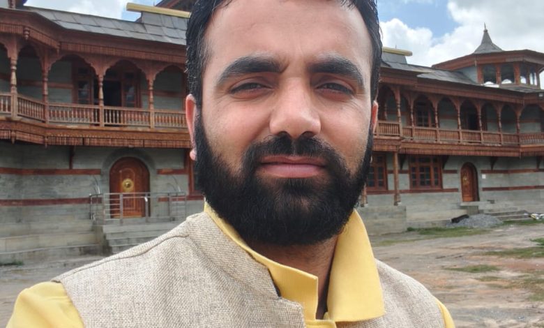 11000 में कैसे चलेगा घर ? — आउटसोर्स कर्मचारियों का सरकार से सवाल 11000 में कैसे चलेगा घर ? — आउटसोर्स कर्मचारियों का सरकार से सवाल