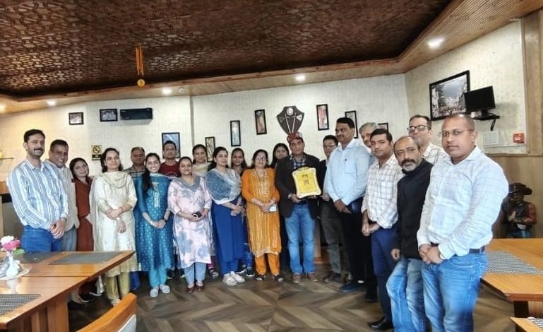 हिमाचल की बागवानी विकास यात्रा के तीन मजबूत स्तंभ एक साथ सेवा निवृत्त हिमाचल की बागवानी विकास यात्रा के तीन मजबूत स्तंभ एक साथ सेवा निवृत्त