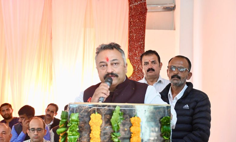 शिक्षा मंत्री रोहित ठाकुर ने नावर में सेब ग्रेडिंग-पैकिंग हाउस का किया उद्घाटन शिक्षा मंत्री रोहित ठाकुर ने नावर में सेब ग्रेडिंग-पैकिंग हाउस का किया उद्घाटन