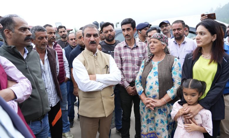 मुख्यमंत्री ने शोघी-ढली फोरलेन के संवेदनशील स्थलों का निरीक्षण कर जन समस्याएं सुनीं