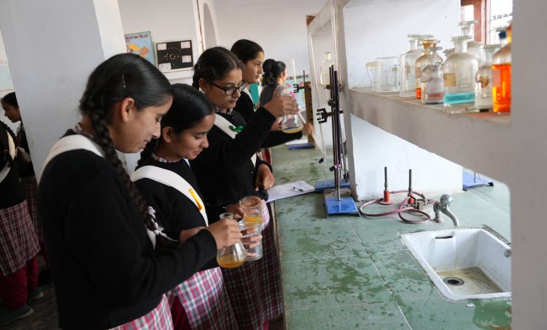 शिक्षा और तकनीक का मेल: स्मार्ट क्लासरूम से लेकर एआई व डेटा साइंस तक शिक्षा और तकनीक का मेल: स्मार्ट क्लासरूम से लेकर एआई व डेटा साइंस तक