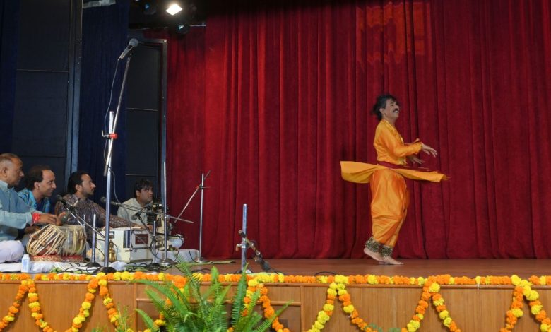 कथक कलाकार पंडित राजेंद्र गंगानी ने शिमला के सेंट थॉमस स्कूल में दी मनममोहक प्रस्तुति कथक कलाकार पंडित राजेंद्र गंगानी ने शिमला के सेंट थॉमस स्कूल में दी मनममोहक प्रस्तुति