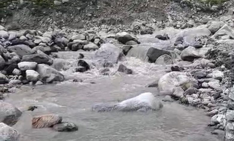 बादल फटने से काशंग नैहर ध्वस्त, थम गई पांच गांव की सिंचाई व्यवस्था बादल फटने से काशंग नैहर ध्वस्त, थम गई पांच गांव की सिंचाई व्यवस्था