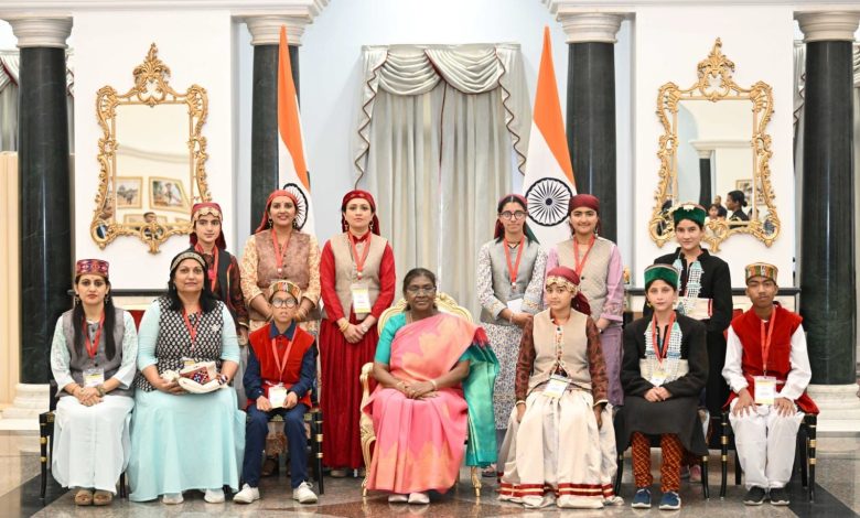 रक्षा बंधन पर हिमाचल के बच्चों ने राष्ट्रपति को राखी और हिमाचली परिधान भेंट किए रक्षा बंधन पर हिमाचल के बच्चों ने राष्ट्रपति को राखी और हिमाचली परिधान भेंट किए