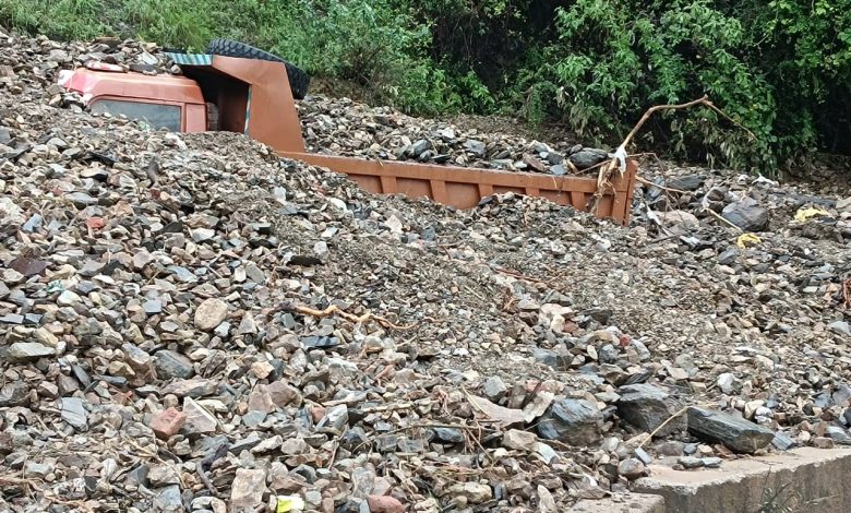 शिमला के नालदेहरा में बड़ा हादसा टला, भारी बारिश से भूस्खलन शिमला के नालदेहरा में बड़ा हादसा टला, भारी बारिश से भूस्खलन