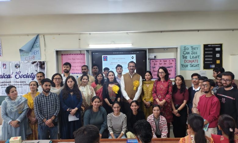 राष्ट्रीय नेत्रदान पखवाड़ा: शिमला में जागरूकता शिविर, 170 विद्यार्थियों ने लिया संकल्प राष्ट्रीय नेत्रदान पखवाड़ा: शिमला में जागरूकता शिविर, 170 विद्यार्थियों ने लिया संकल्प