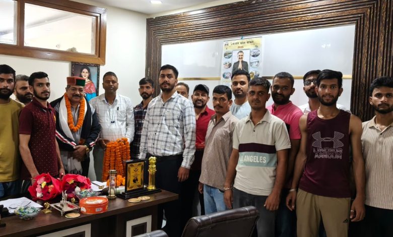 “B&B युवक मंडल ने कर्नल (डॉ.) संजय शांडिल का किया सम्मान, खेल मैदान निर्माण हेतु 15 लाख स्वीकृत। “B&B युवक मंडल ने कर्नल (डॉ.) संजय शांडिल का किया सम्मान, खेल मैदान निर्माण हेतु 15 लाख स्वीकृत।