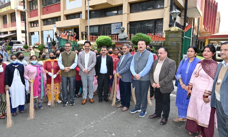 स्वच्छता ही सेवा: एचपीयू में कुलपति सहित पूरा विश्वविद्यालय परिवार हुआ शामिल