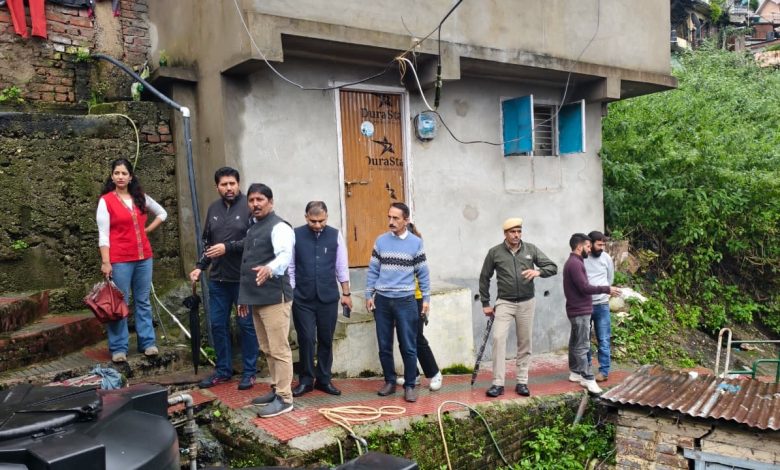भारी बारिश से हुए नुकसान का प्रशासन की टीम ने किया निरीक्षण