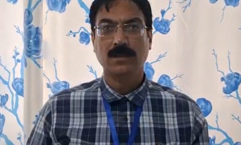 शिक्षक ही वह दीपक है जो अज्ञान के अंधकार को मिटाकर ज्ञान का उजाला फैलाते हैं।