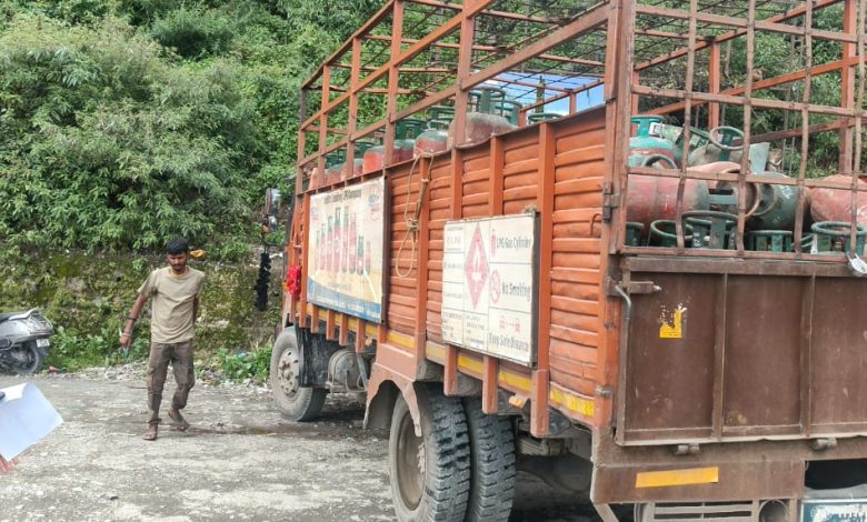 चार गैस एजेंसी फर्जी तरीके से कर रही सिलेंडर की आपूर्ति